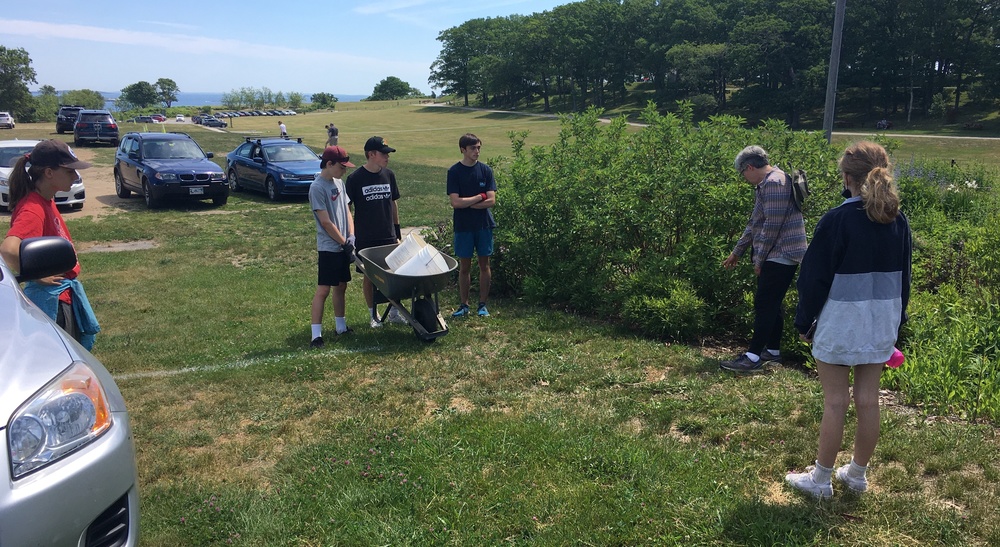 Volunteer Club pitches in at Fort Willilams